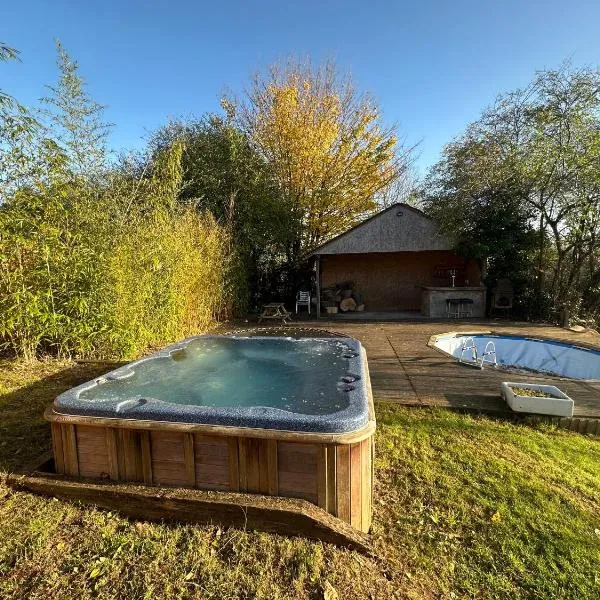 5 bed house with hot tub, hotel in Powick