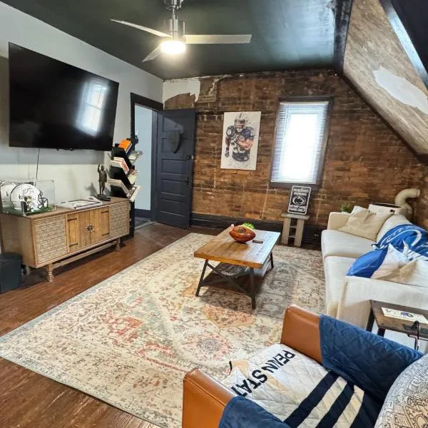Stylish, Penn State-Themed Historic Getaway 2 Blocks from Waterfront, hotel in Bellefonte