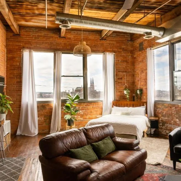 420 Friendly Canada Bridge View Loft Downtown FREE parking, hotel in Detroit