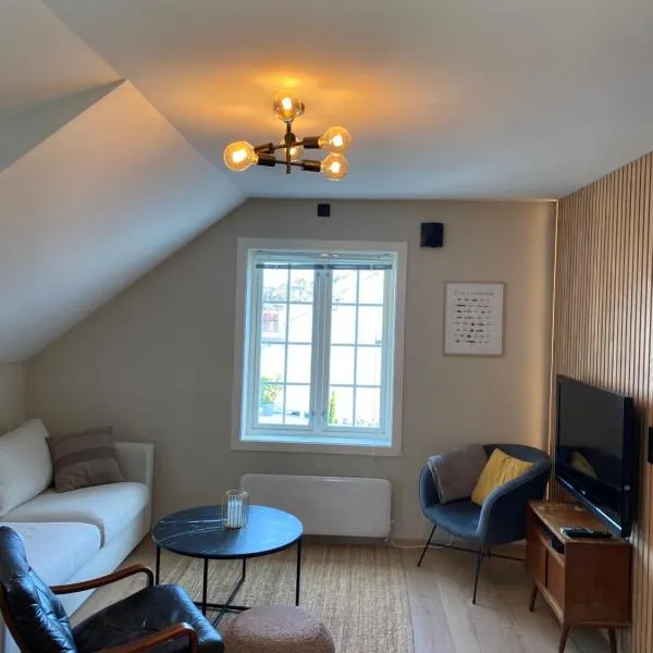 Nice apartment close to the sea with parking and garden, hotel in Arendal