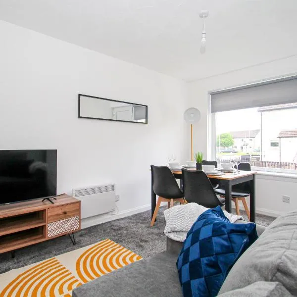 Serviced Apartment in Lanarkshire Close to M8 M74 with Free Parking - Long Stays Available, hotel u gradu Newarthill