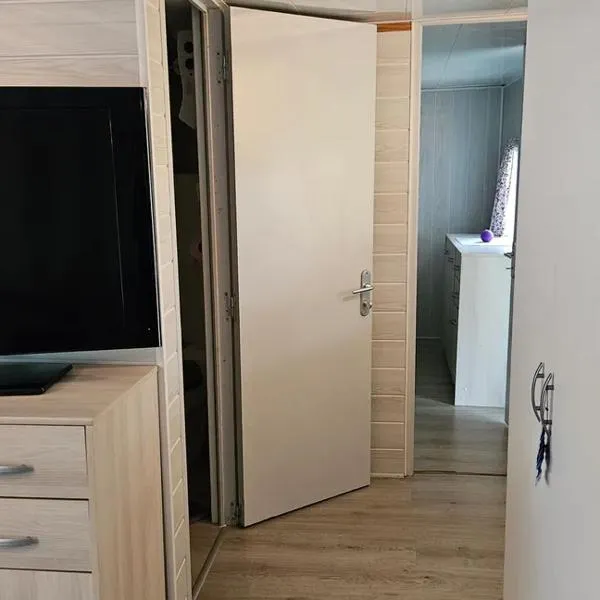 Gite le Martin Pêcheur au bord du Canal de l'Est, hotel em Champneuville
