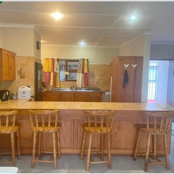Grand Yellow Apartment, hotel in Port Alfred