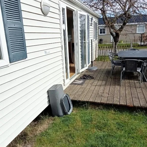 Stacaravan Bredene met tuin nr 2126, hotel in Bredene