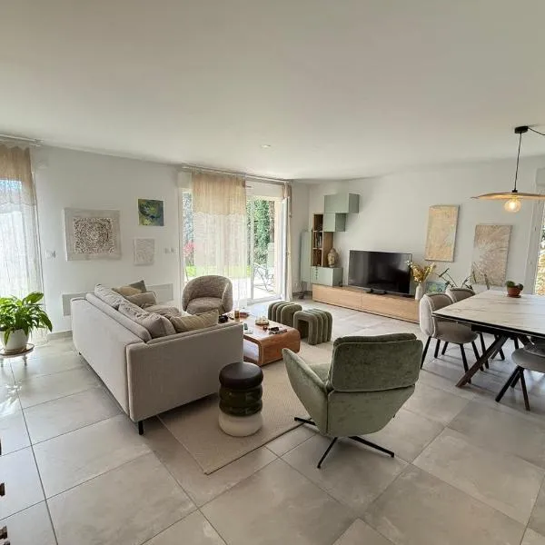 Cosy flat - Garden - Swimming pool, hôtel à Valbonne