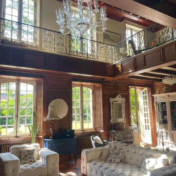 LA MEFFRAIS 1741 - Manoir d'hôtes avec Parking Privé - 3 minutes de Dinan, hotel in Dinan