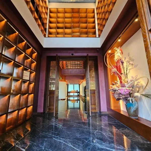The Purple Horse Hotel 北京紫龙花园酒店 - Beijing Sky Garden Boutique Hotel & Rooftop Infinity Mini Pool - Near Forbidden City, Wangfujing, Tiananmen, Lama Temple - Personalised Tours、北京市のホテル
