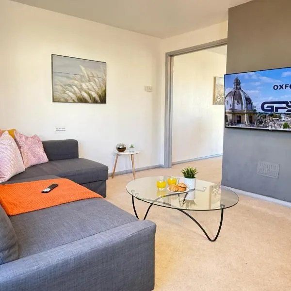 Stylish 3-Bedroom House, Private garden & Free parking spaces, Prime location, WiFi, Netflix، فندق في كيدلينغتون