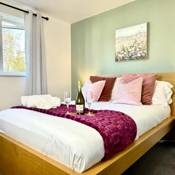 Stylish 3-Bedroom House with Garden & Free Parking's, Prime location with private garden、キドリントンのホテル