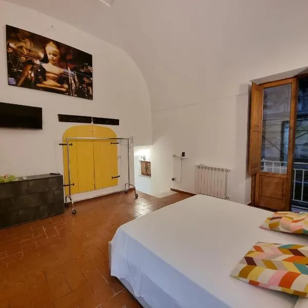 Guest house degli scalzi, hotel v destinaci Gaeta