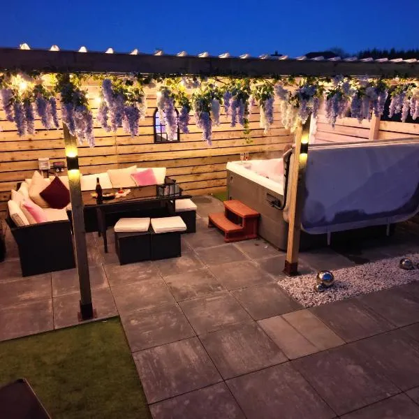 AnnieRose Cottage- Luxury 3bedroom Cottage with Hot Tub, hotel in Ballymena