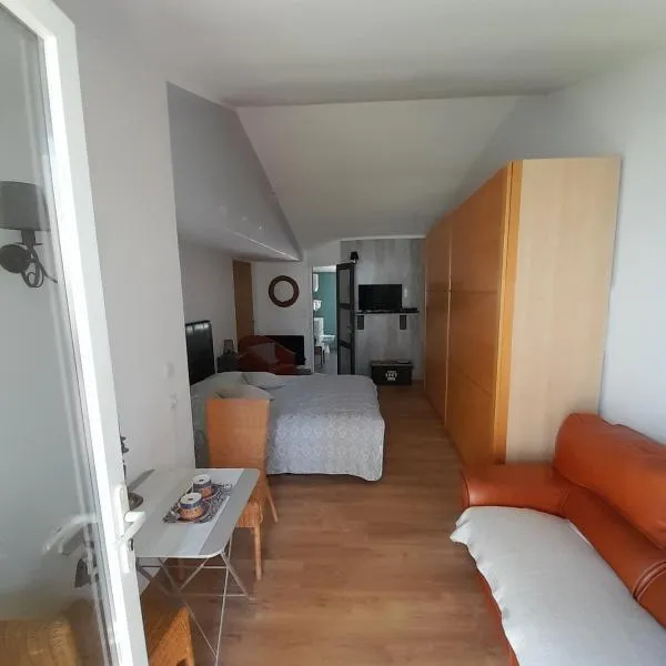 L'olivier TESSA Hôtesse suite 30m2 terrasse 20m2, hotel v destinácii La Celle