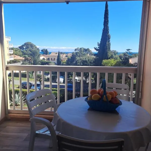 Charmant T2 avec Terrasse à Saint Aygulf - Idéal pour 3 personnes, hotel a Fréjus