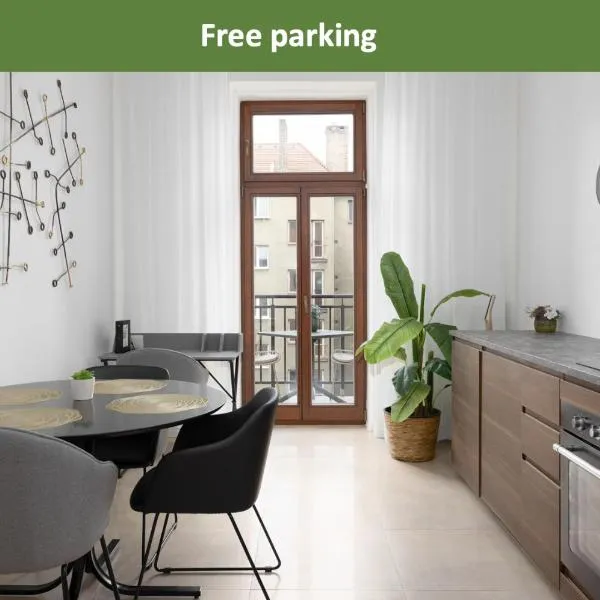Quiet apartment in the city center near the metro with with balcony and parking, hotel in Prague