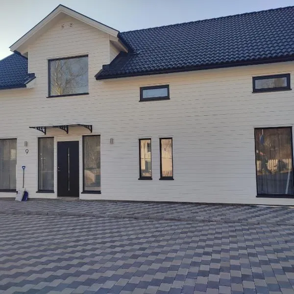 Cozy house with amazing location close both to the city and nature, hotel v destinaci Upplands-Väsby