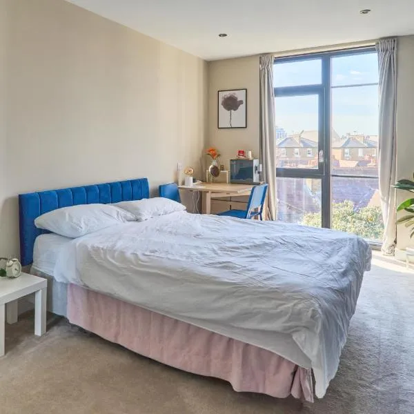 Double Bedroom in new-build near Ealing Broadway, hotel v destinaci Ealing
