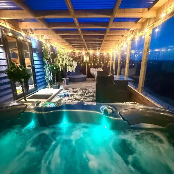Barlosh Luxury Tpod PiperHill pool table, hot tub, 2 indoor outdoor terraces, BBQ, Firepit, lots of extras, hotel v destinaci Ochiltree