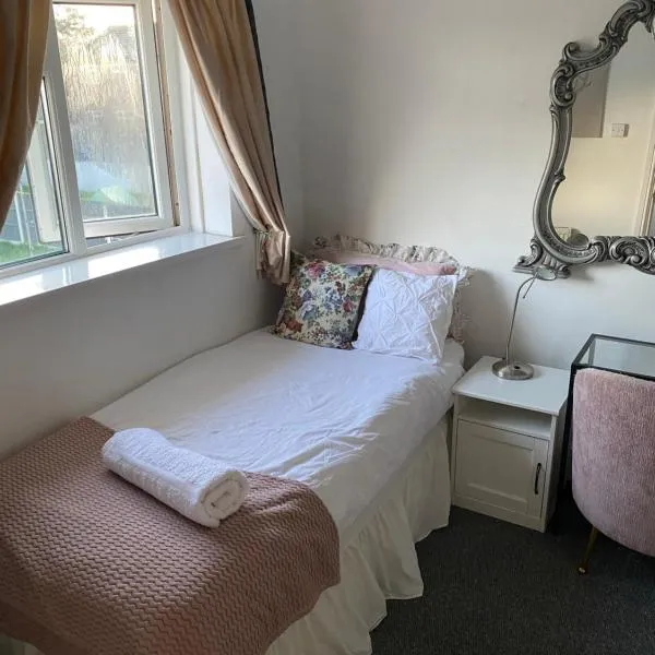 Upper single bedroom, hotel in Cardiff