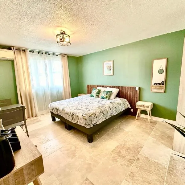 La Chambre Amazonite – hotel w mieście Saint-Laurent-dʼAigouze