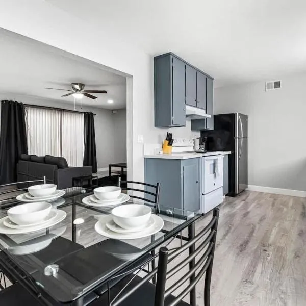 Chic 2-Bed Oasis Sleeps 6! Minutes From Strip!, hotel v Las Vegas
