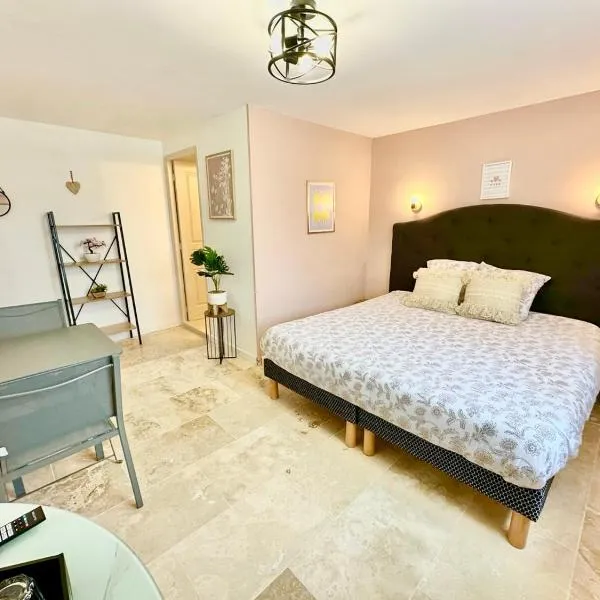 La Chambre d'Ambre – hotel w mieście Saint-Laurent-dʼAigouze