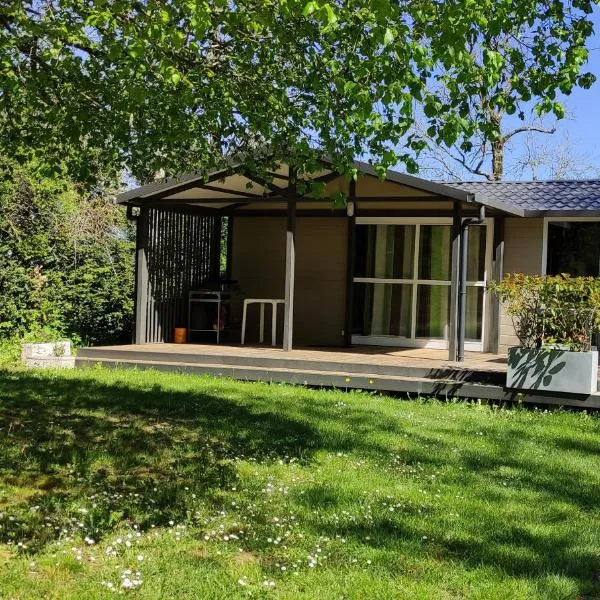 Camping Au Tour de l'Aveyron, hotel v destinaci LʼHospitalet-du-Larzac