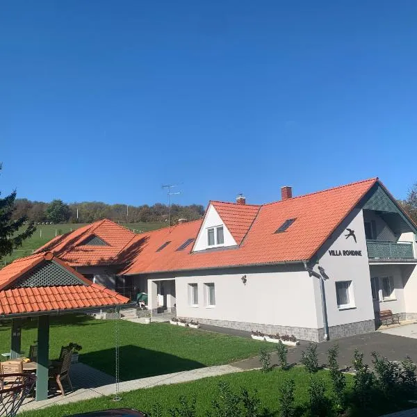 Villa Rondine Vendégház Tilaj, hotel v destinaci Tilajújhegy