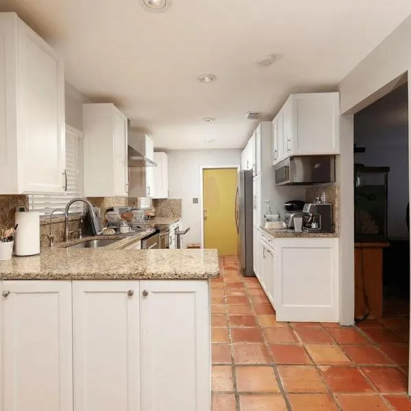 Cozy Home Near Airport,fast EV Charger & Theater, Hotel in San Antonio