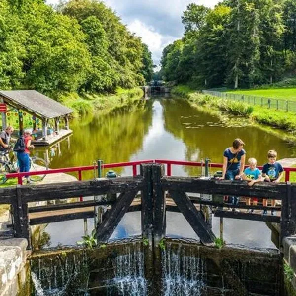 La rouyonnaise – hotel w mieście Tinténiac