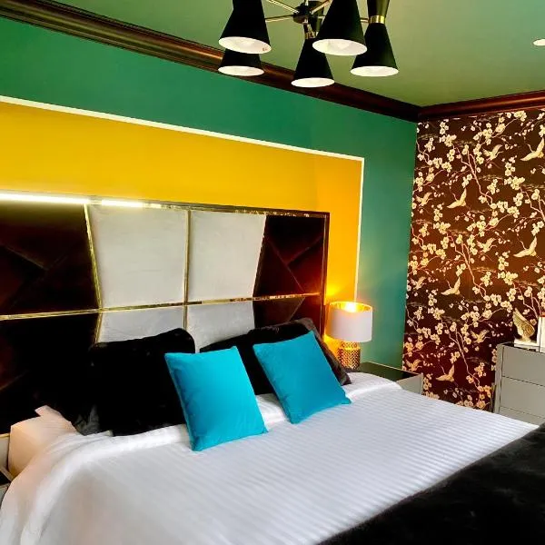 Private Bedroom & Bathroom with Amazing View in Quirky Townhouse, hotel in Glasgow