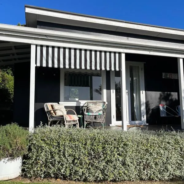 Rosies cottage hideaway in Stanmore Bay with lovely seaview, ξενοδοχείο σε Whangaparaoa