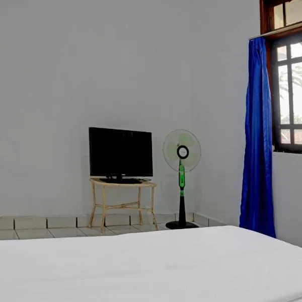 SPOT ON 92856 Home Stay Syariah Aom Kusman, hotel v destinaci Sukabumi