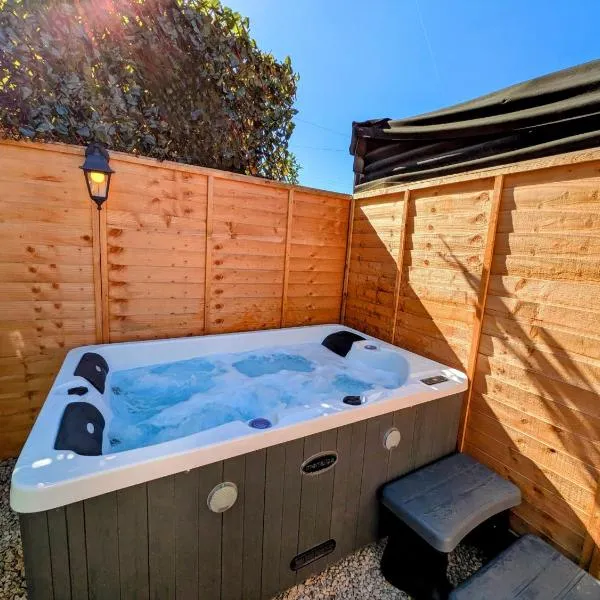 1-Bed Retreat - Hot Tub Private Garden & Bbq, hotel in Swindon