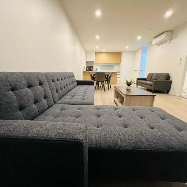 Lower Hutt Central Brand New 3 bedroom 2 Bath Spacious House Balcony Private garage, hotel in Lower Hutt