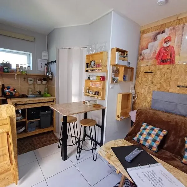 Studio 10m2, terrasse 18m2 , parking, piscine et accueille les animaux, hotel v destinácii Quissac