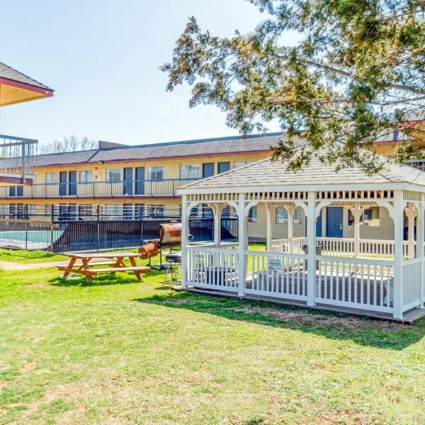 Castle Inn & Suites By OYO Chickasha, hotel in Chickasha