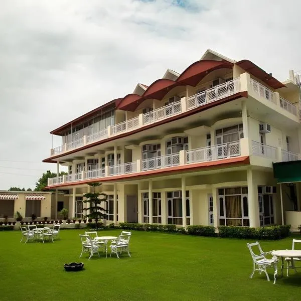 Skyview Stays I Party Lawns I Adjacent The Good Club I 1km Sukhna lake,Rock Garden & High Court I photo 2