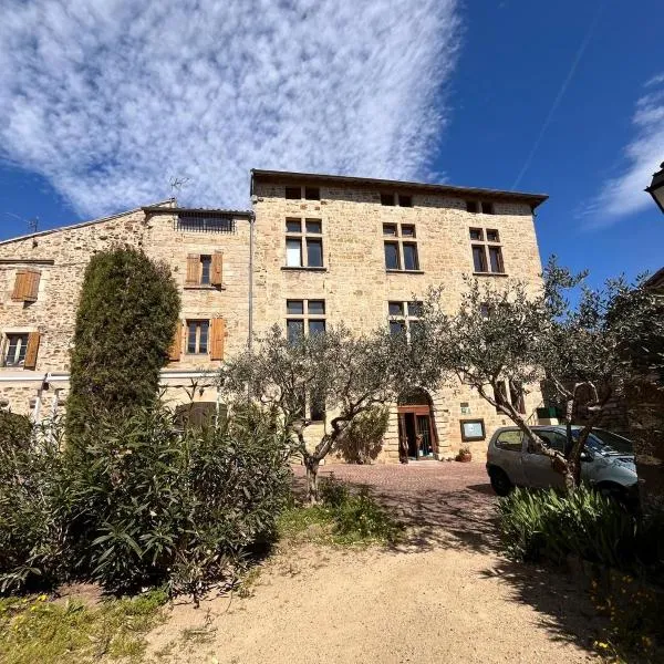auberge des trois ami-es – hotel w mieście Vinezac