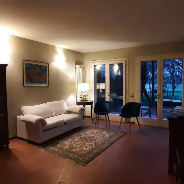 Il Fienile, casa vacanza in campagna con parcheggio privato e giardino privato, a 6 chilometri da Bologna centro e 1 chilometro da Bologna Fiera, Parco commerciale Meraville e Gran Tour Italia, hotel a Bolonya