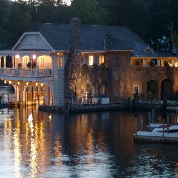 Lake George Boathouse Waterfront Lodging, hótel í Bolton Landing