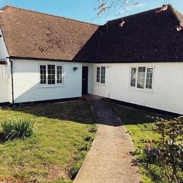 Elms Farm Cottages - White Swans, hotel v destinaci Icklesham