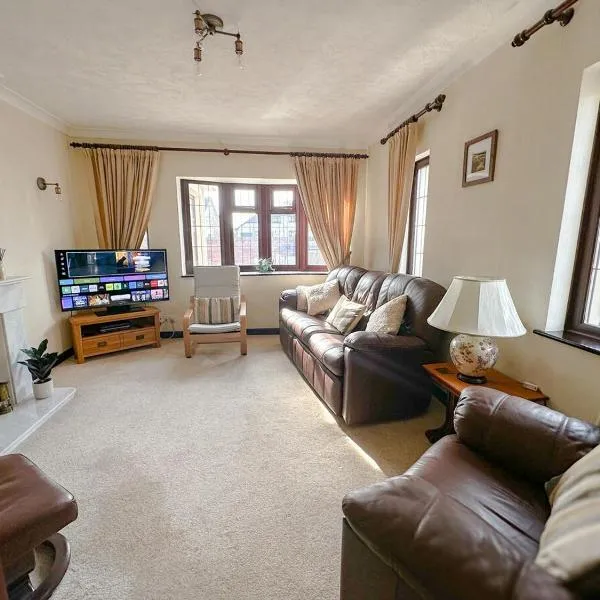 Maesllan - A Spacious Holiday Home in Porthcawl - 5 bedrooms, sleeps up to 10 people, hotel in Porthcawl