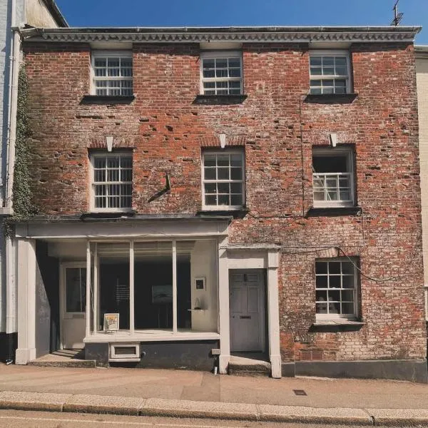 Breathtaking High Street Townhouse With Stunning Sea Views at 'The Old Fishermans Townhouse', hotel u gradu Falmut