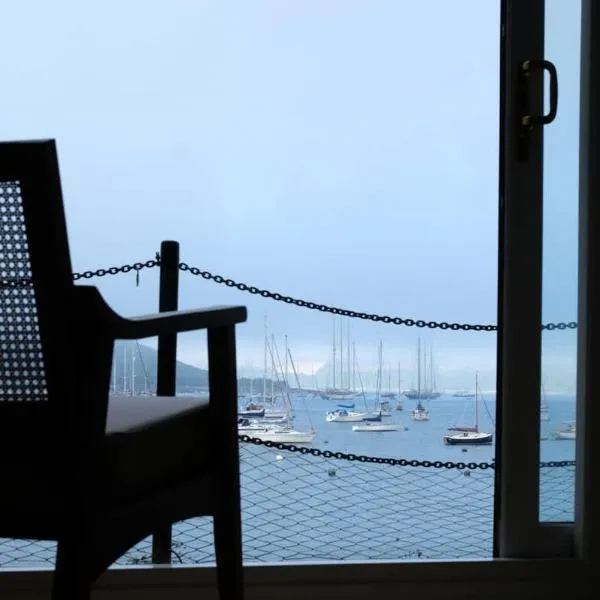 Spectacular Waterfront Views With Parking At 'Mariners Mirror', hotel em Falmouth