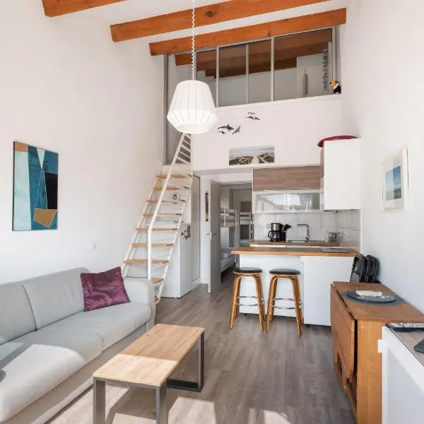 AS25806-P2 cabine duplex avec terrasse et parking, hotel in Le Grau-du-Roi