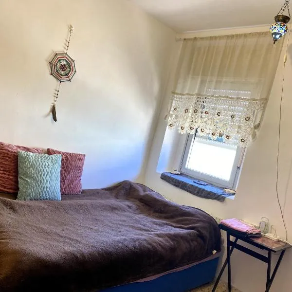 חדר בדירה במצפה רמון, hotel u gradu 'Mitzpe Ramon'