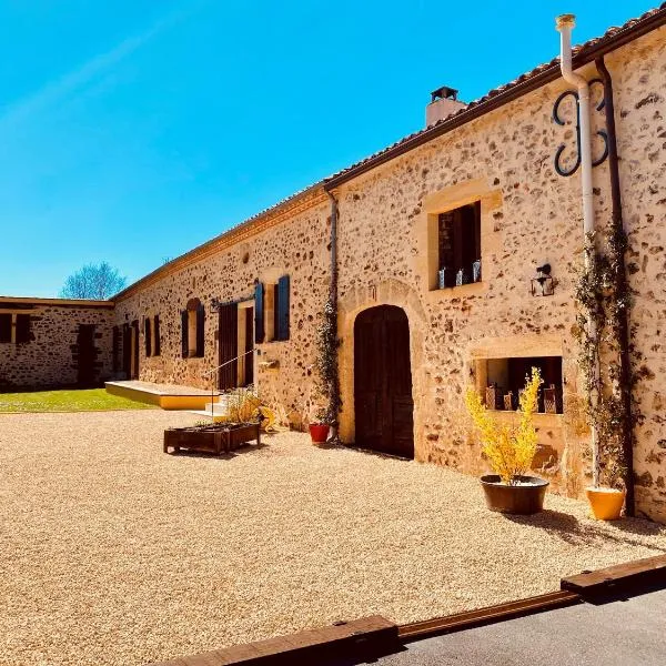 Two Holiday Homes with 6 Bedrooms, Air Con & Private Heated 10x4M Salt Water Pool - 40 Mins from Bergerac, Hotel in Capdrot