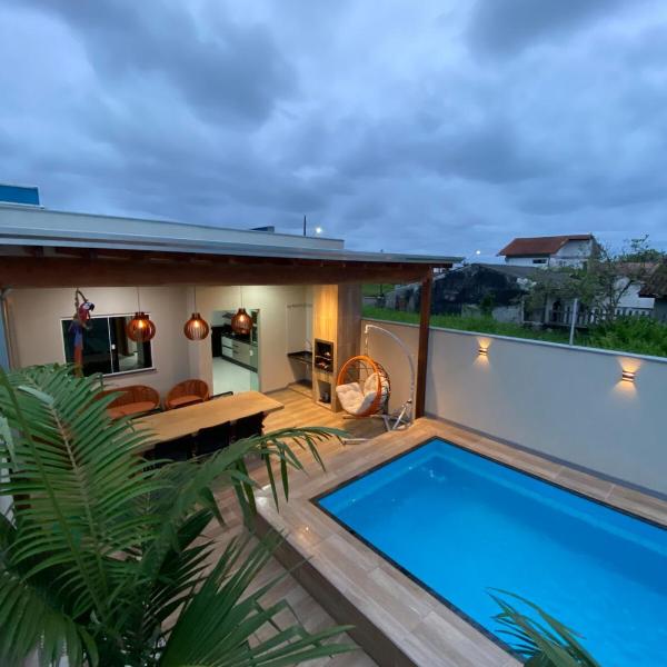 Casa com piscina aquecida a 300m da praia