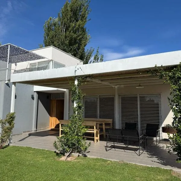 CASA ESPECTACULAR EN VISTALBA MENDOZA, hotel v destinaci Las Compuertas