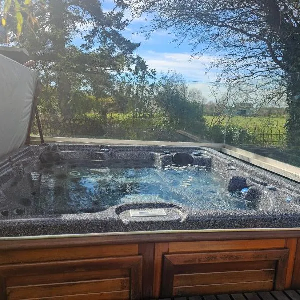 Contemporary Dublin Suite with Hot Tub, hotel em Lispapple Cross Roads